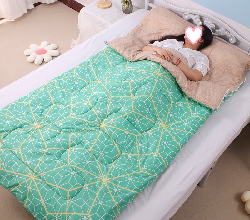 寝袋 シュラフ封筒型 軽量 保温 スリーピングバッグ アウトドア 春夏秋冬 キャンプ 車中泊 丸洗い可能 防災用 コンパクト 収納パック付き 登山 避難用 