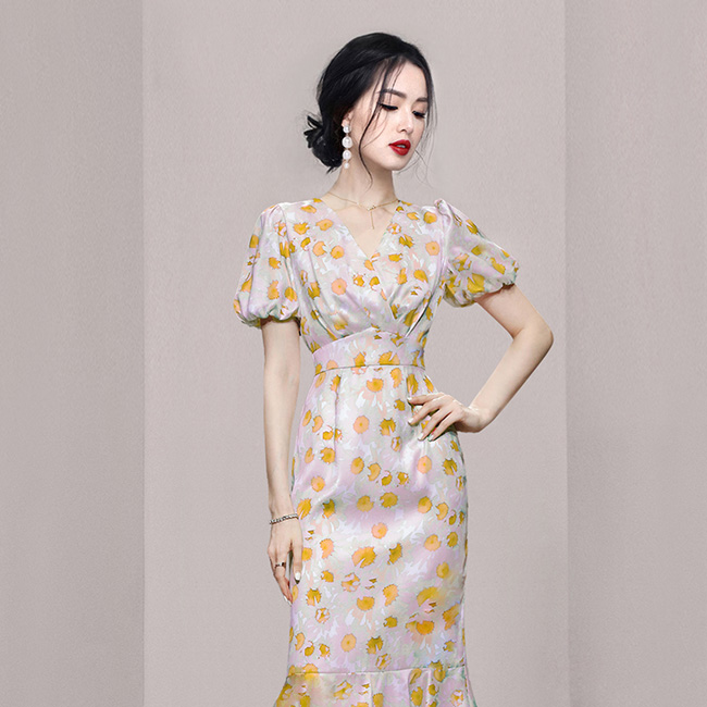 ドレスキャバ。花柄。上品でエレガントなマーメイドラインのドレスです。デザインポイントはキュートなパフスリーブ使いです。  