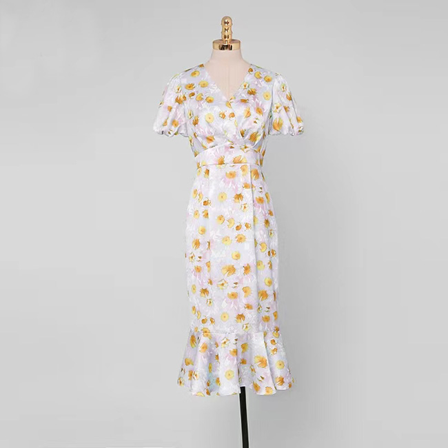 ドレスキャバ。花柄。上品でエレガントなマーメイドラインのドレスです。デザインポイントはキュートなパフスリーブ使いです。  