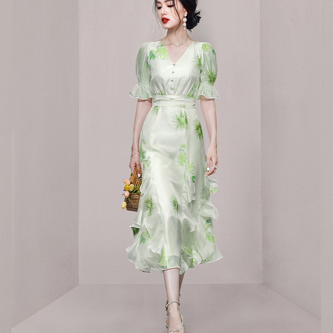 ドレスキャバ。花柄。上品でエレガントな半袖Aラインドレスです。デザインポイントはシャープなVネットラインです。  