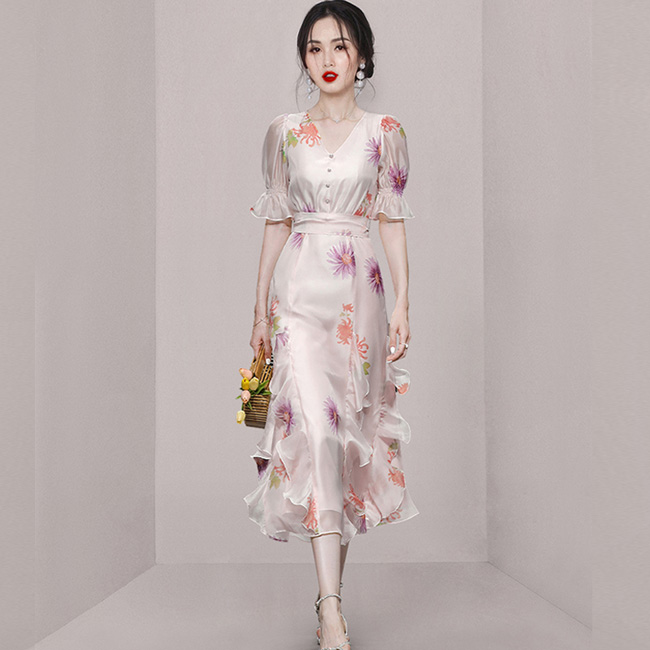 ドレスキャバ。花柄。上品でエレガントな半袖Aラインドレスです。デザインポイントはシャープなVネットラインです。  