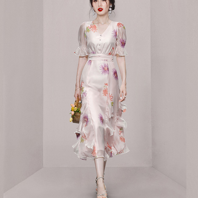 ドレスキャバ。花柄。上品でエレガントな半袖Aラインドレスです。デザインポイントはシャープなVネットラインです。  