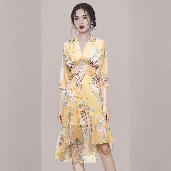 ドレスキャバ。花柄。唯一無二のプリントワンピースです。デザインポイントはスカート部分のランダムなカッティングです。  