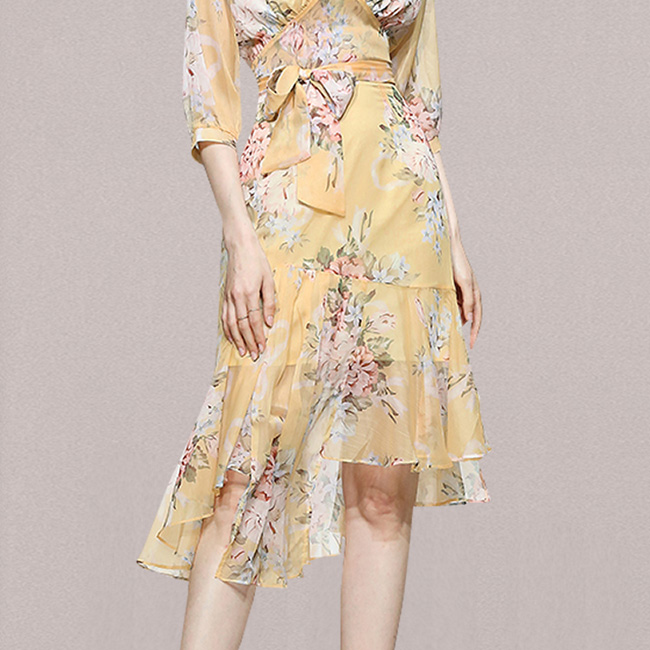 ドレスキャバ。花柄。唯一無二のプリントワンピースです。デザインポイントはスカート部分のランダムなカッティングです。  