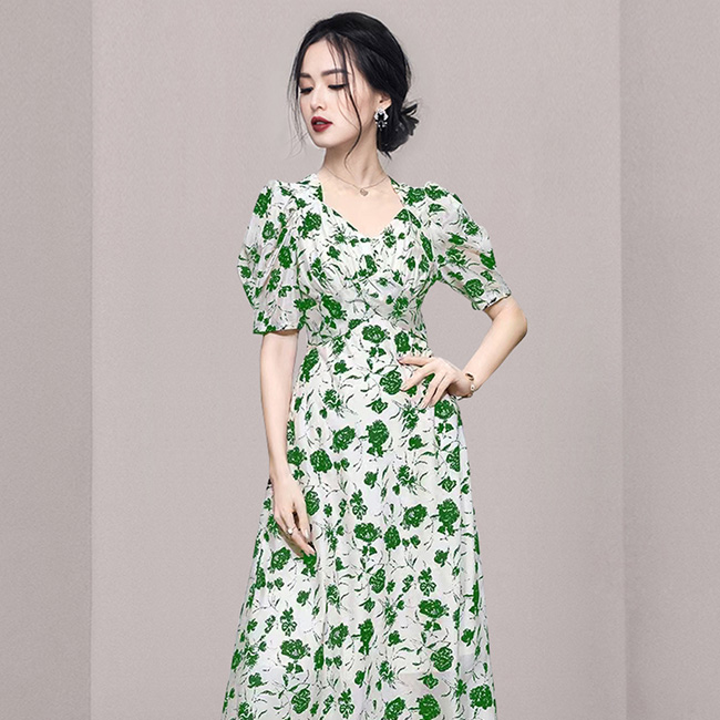 ドレスキャバ。花柄。上品でエレガントな半袖ドレスです。デザインポイントは胸元のシャープなVカットとパフスリーブです。  