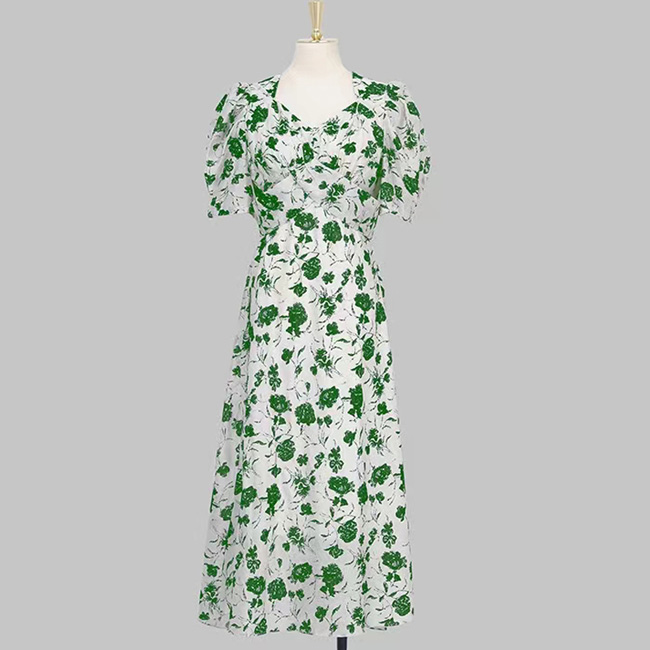 ドレスキャバ。花柄。上品でエレガントな半袖ドレスです。デザインポイントは胸元のシャープなVカットとパフスリーブです。  