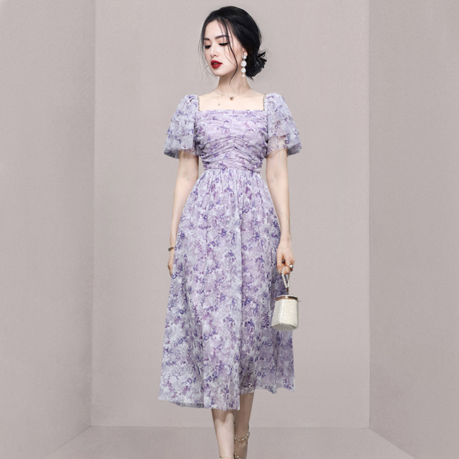 ドレスキャバ。花柄。上品でエレガントなＡラインドレスです。デザインピントは胸元のスクウェアカットとバルーン袖です。  