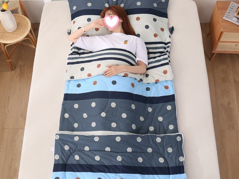 寝袋 シュラフ封筒型 軽量 保温 スリーピングバッグ アウトドア キャンプ 防災用 登山 コンパクト 収納パック付き 車中泊 丸洗い可能 春夏秋冬 避難用 