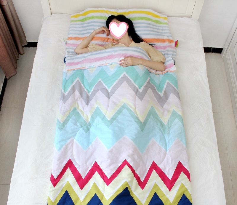 寝袋 シュラフ封筒型 軽量 保温 スリーピングバッグ アウトドア キャンプ 防災用 登山 コンパクト 収納パック付き 車中泊 丸洗い可能 春夏秋冬 避難用 