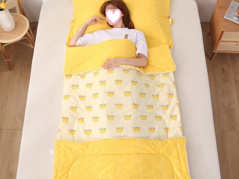 寝袋 シュラフ封筒型 軽量 保温 スリーピングバッグ アウトドア 避難用 収納パック付き 登山 春夏秋冬 キャンプ 防災用 丸洗い可能 コンパクト 車中泊 