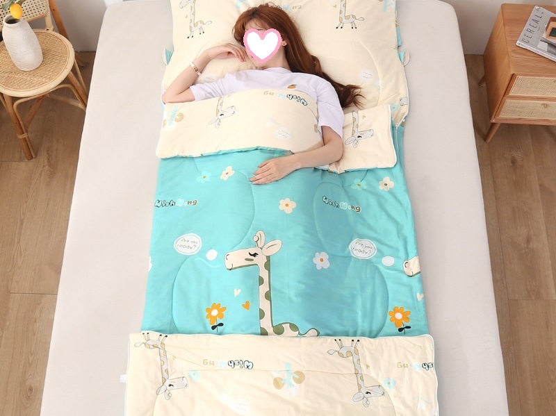寝袋 シュラフ封筒型 軽量 保温 スリーピングバッグ アウトドア コンパクト 避難用 収納パック付き 車中泊 キャンプ 防災用 丸洗い可能 登山 春夏秋冬 
