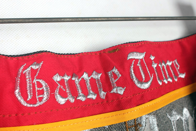 ジーンズ 大きいサイズ メンズ デニム 英文字 刺繍入り ゆったり 太め ルーズストレート カッコイイ ズボン 後ろデザイン 個性 ストリート系 おしゃれ 