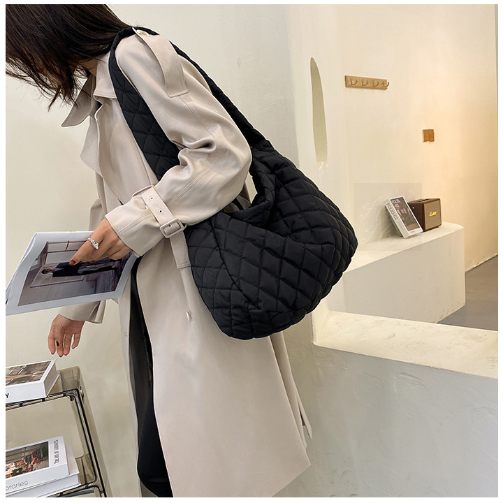 ショルダーバッグ 斜めがけ 大きめバッグ キルティングバッグ 大容量 斜め掛け 秋冬。送料無料 春夏 