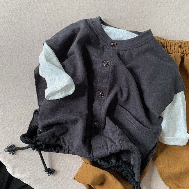 送料無料 ベスト キッズ ライトアウター 無地 クルーネック ノースリーブ シンプル ゆったり ポケット付き 前ボタン 紐付き 春秋 前開き 