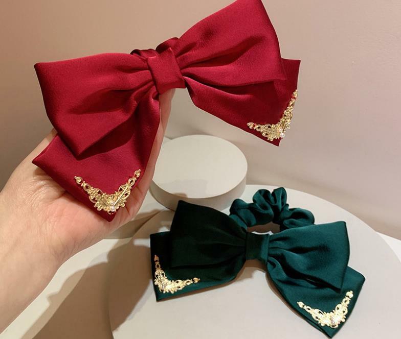 シュシュ ゴールドメタルチャームサテンリボンシュシュ 新発売セール  