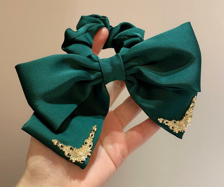 シュシュ ゴールドメタルチャームサテンリボンシュシュ 新発売セール  