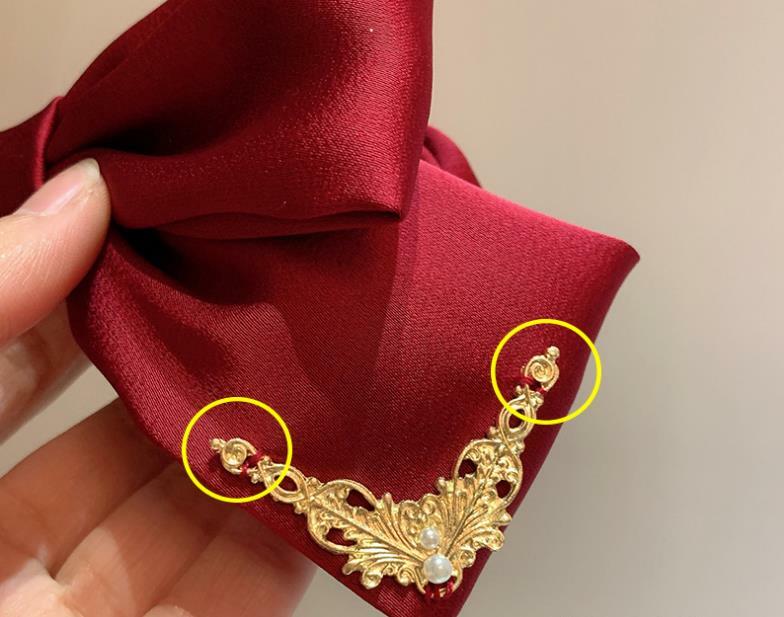 シュシュ ゴールドメタルチャームサテンリボンシュシュ 新発売セール  