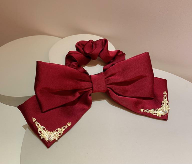 シュシュ ゴールドメタルチャームサテンリボンシュシュ 新発売セール  