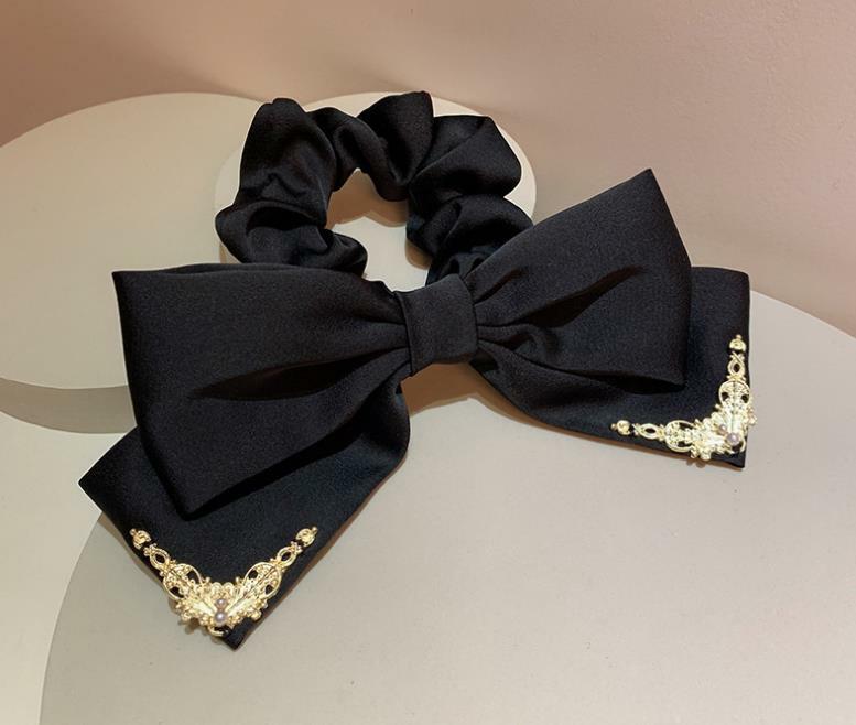 シュシュ ゴールドメタルチャームサテンリボンシュシュ 新発売セール  