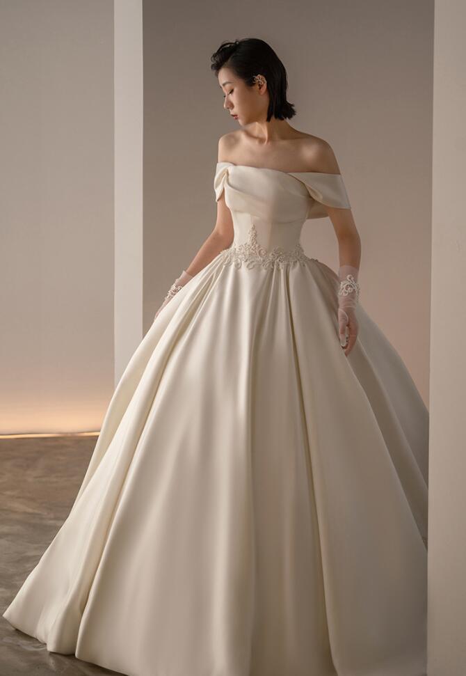 ウェディングドレス ホワイトドレス サテン オフショルダー 花嫁ドレス ロングドレス プリンセスドレス Aライン 。挙式 刺繍 ドレス エレ結婚式ドレス 