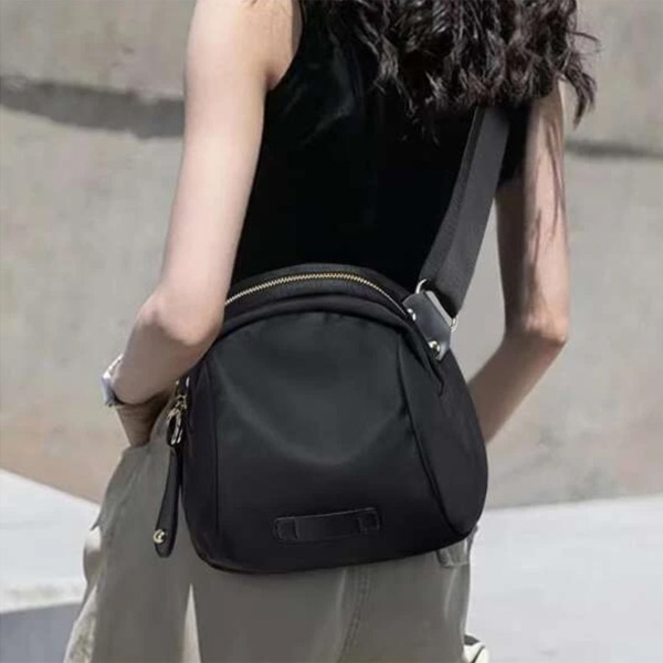 あり ボディバッグ ショルダーバッグ ブラック 黒 斜め掛け デイリー使い軽量 ゴールド金具 ミニバッグ かばん 鞄 シンプル 無地 軽い BAG 