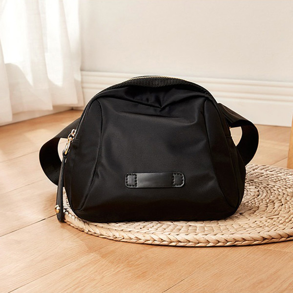 あり ボディバッグ ショルダーバッグ ブラック 黒 斜め掛け デイリー使い軽量 ゴールド金具 ミニバッグ かばん 鞄 シンプル 無地 軽い BAG 