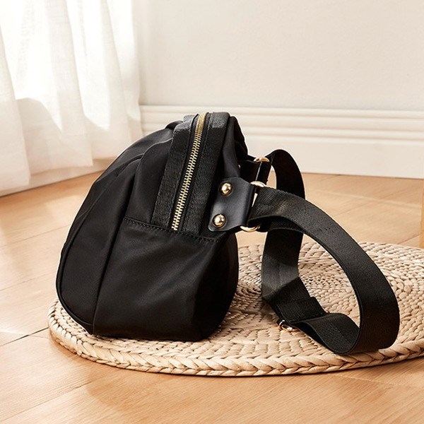 あり ボディバッグ ショルダーバッグ ブラック 黒 斜め掛け デイリー使い軽量 ゴールド金具 ミニバッグ かばん 鞄 シンプル 無地 軽い BAG 