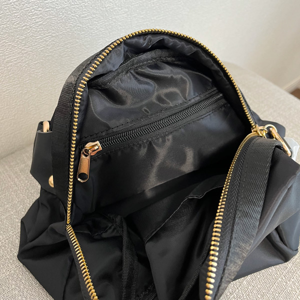 あり ボディバッグ ショルダーバッグ ブラック 黒 斜め掛け デイリー使い軽量 ゴールド金具 ミニバッグ かばん 鞄 シンプル 無地 軽い BAG 