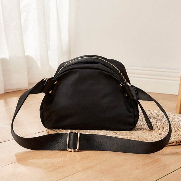 あり ボディバッグ ショルダーバッグ ブラック 黒 斜め掛け デイリー使い軽量 ゴールド金具 ミニバッグ かばん 鞄 シンプル 無地 軽い BAG 