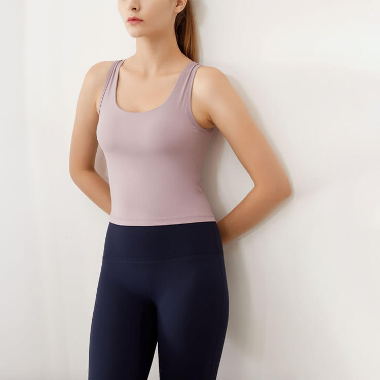ヨガウェア タンクトップ ホットヨガ スポーツインナー 無地 トップス Uネック 長め 体系カバー スポーツブラ シンプル ノースリーブ 