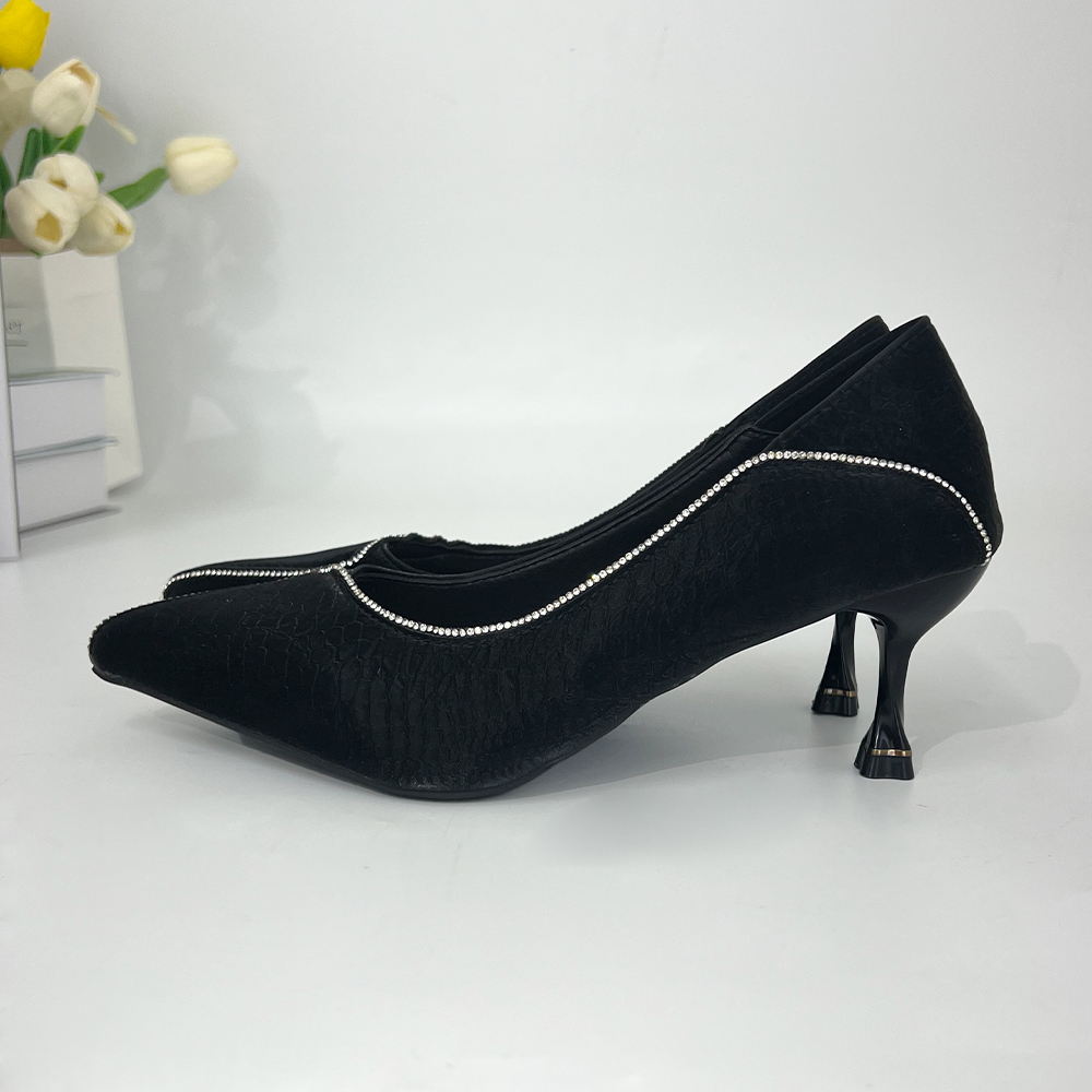 パンプス ポインテッドトゥ かかと踏める  