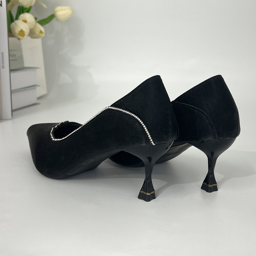 パンプス ポインテッドトゥ かかと踏める  