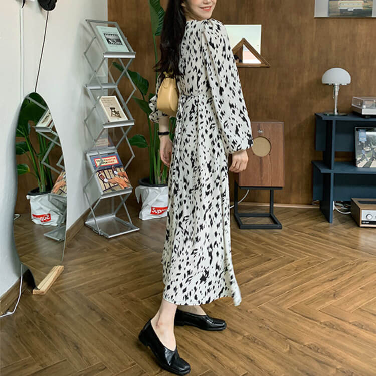 ワンピース レディース 長袖 柄 牛柄 韓国 Ａライン ロングワンピース ホワイト パフスリーブ エレおしゃれ 秋 ロング丈 春 フェミニン 