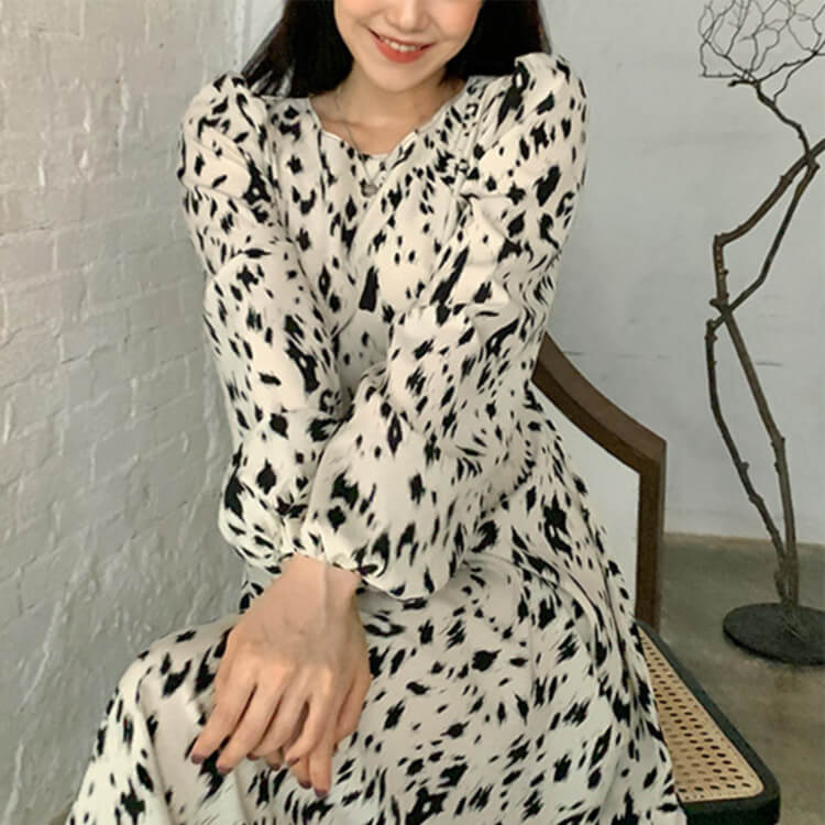 ワンピース レディース 長袖 柄 牛柄 韓国 Ａライン ロングワンピース ホワイト パフスリーブ エレおしゃれ 秋 ロング丈 春 フェミニン 