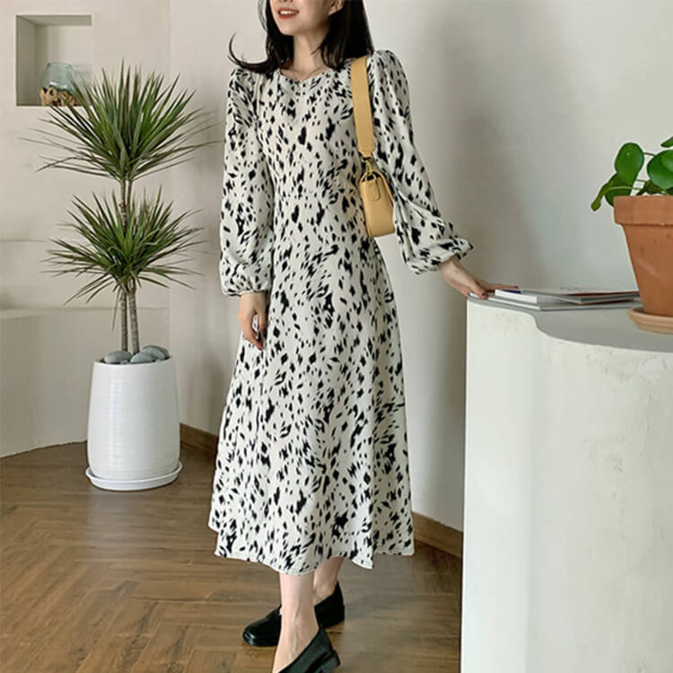 ワンピース レディース 長袖 柄 牛柄 韓国 Ａライン ロングワンピース ホワイト パフスリーブ エレおしゃれ 秋 ロング丈 春 フェミニン 