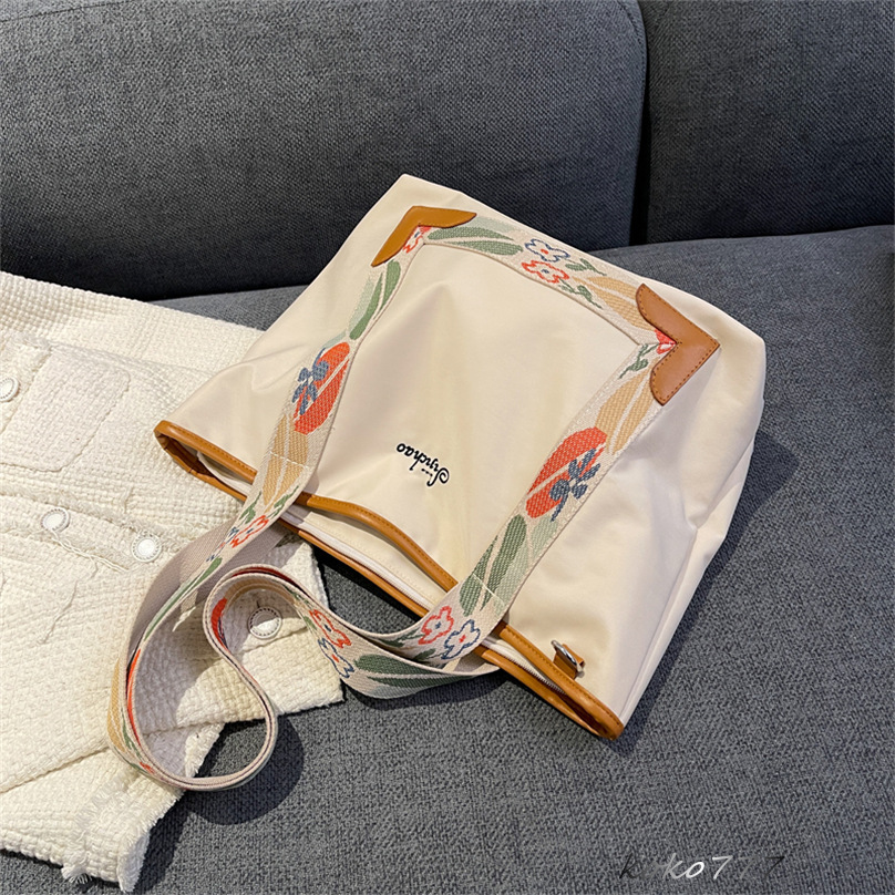 バッグ レディースかばん トートバッグ ショルダーバッグ ハンドバッグ カジュアル 花柄 女子 ワーク チャック 布鞄 通学 カバン お出掛け 通勤オシャレ 