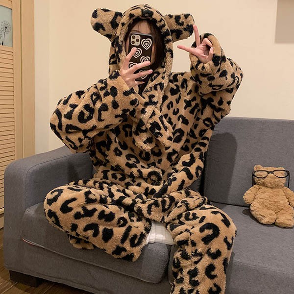 ルームウェア もこもこ パジャマ ヒョウ柄 冬 長袖 着る毛布 部屋着 前開き 暖かい レディース ナイトガウン 寝巻き 大人用 フード付き 女性用 。 ガウン 